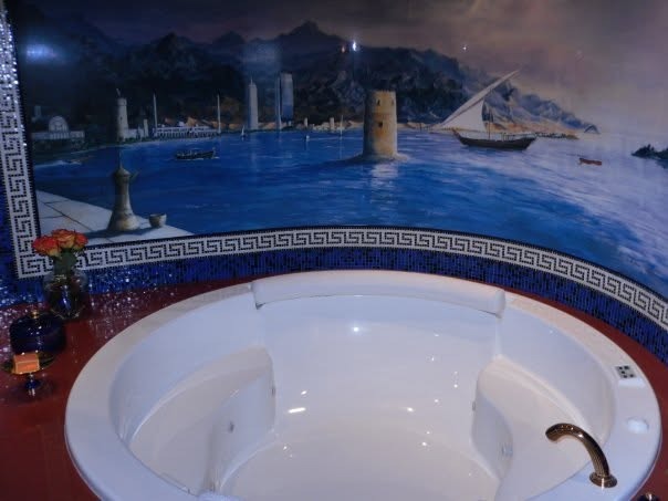 Round Jacuzzi & Mural